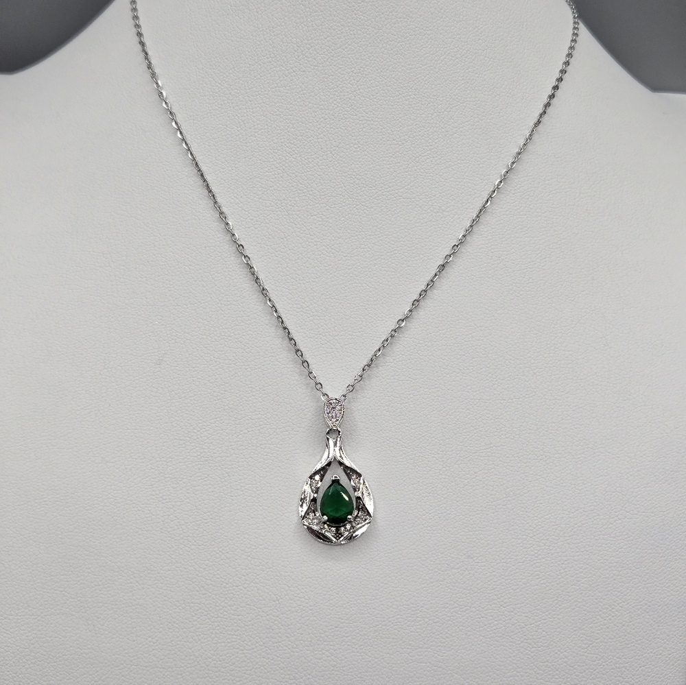 Swarovski Elements Silver & Emerald Green Necklace Made w Swarovski Crystals - Picture 5 of 5